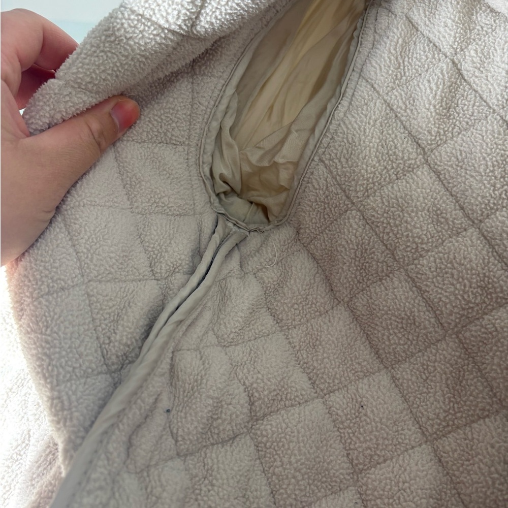 Ralph Lauren Cream Puffer Jacket with Diamond Quilting - Picture 8 of 11